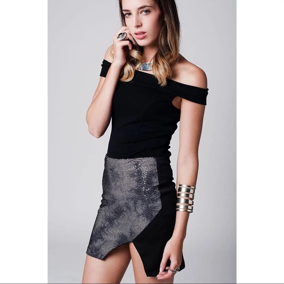 NWT Shoulders Out Top - Picture 5 of 6